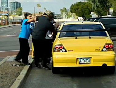 Σε αυτούς τους οδηγούς σίγουρα θα πρέπει να απαγορευθεί η κυκλοφορία στους δρόμους! (βίντεο)